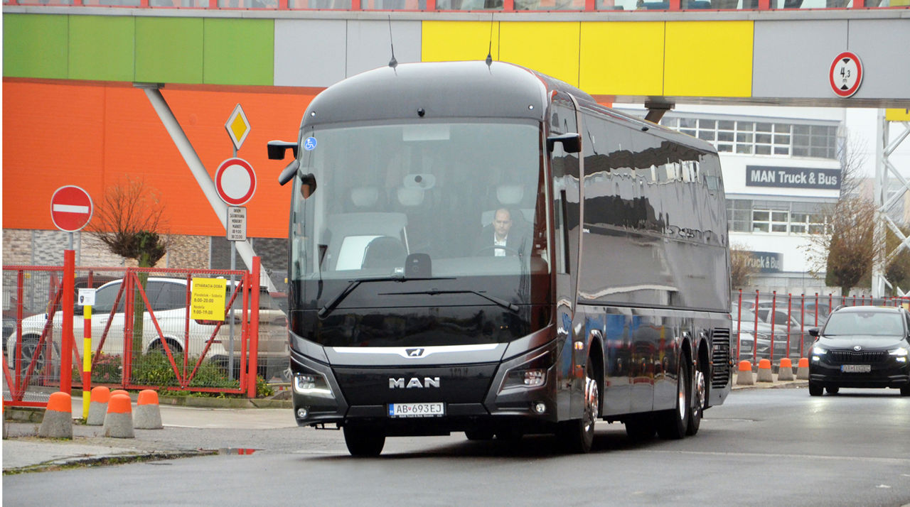 01_ MAN Lions Coach s hydraulickým výťahom.jpg